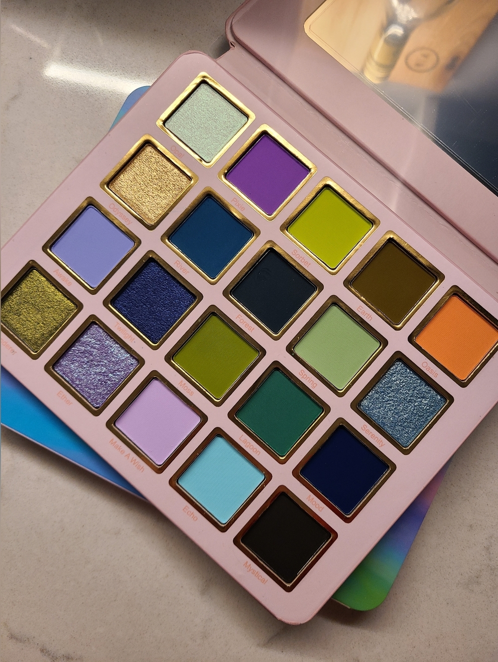 Cosmic Brushes SERENITY Eyeshadow Palette